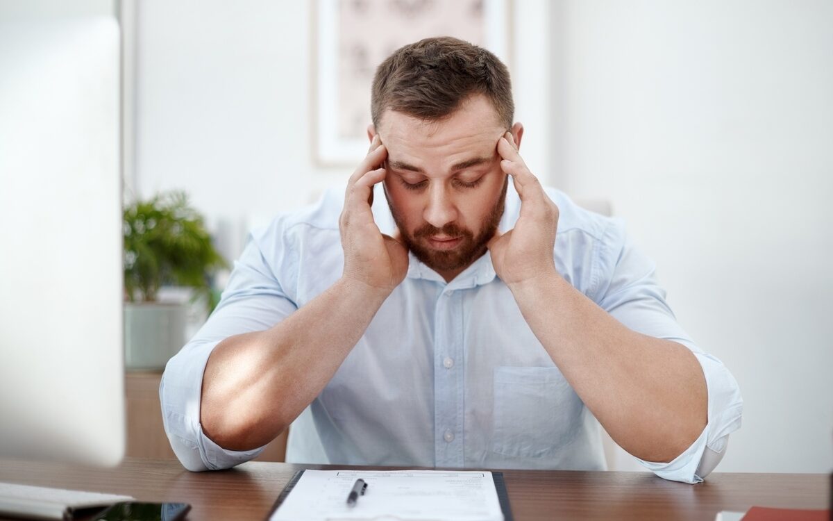 man experiencing brain fog struggling to concentrate representing functional medicine for brain fog at Apostol Integrative and Functional Medicine